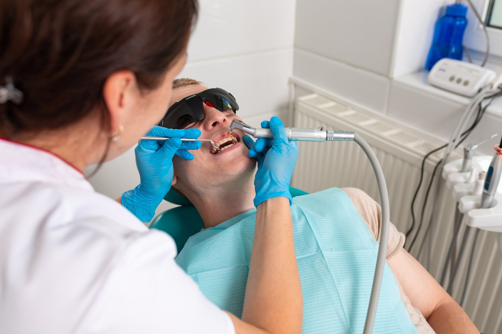 Treatment of caries. A dentist treats the patient's teeth for pulpitis. Periodontitis of the teeth.